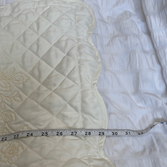 Martha Stewart Queen Cream Quilted Embroidered Coverlet And 2 Matching Shams - Picture 5 of 13
